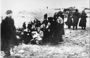 Miembros del 2° Batallón de Policía Latvian conduciendo a un grupo de mujeres judías para ser ejecutadas en una playa cerca de Liepaja – Lituania