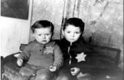 Dos niños en Kaunas (Kovno) Ghetto, Lithuania. Yad Vashem Photo Archivo, 4789
