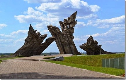 Monumento en conmemoración de las víctimas en el Campo de Concentración de Kaunas (Kovno)- Séptima Fortaleza